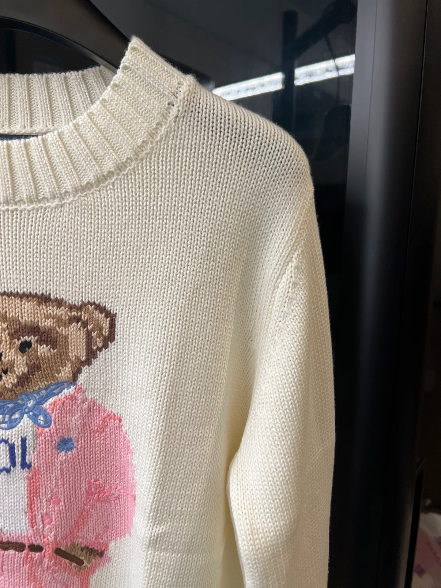 P430 [Next day] Rah Lauren/Raph classic bear wool round neck pullover sweater (off-white) High-end customized wool blended yarn fabric 90% wool 10% cashmere material Skin-friendly, delicate, soft and comfortable One-piece back-shoulder gathers Size: s m l Detailed sizes can be found in Figure 9